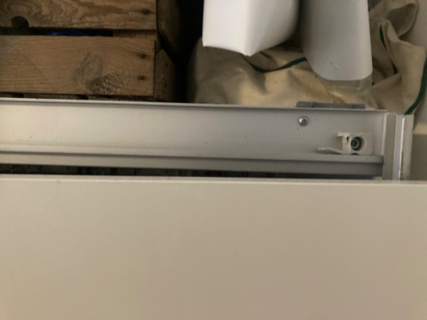 Skabslåger - skydedør til et pax - skab er i udu og nu faldet af - måske skal dele skiftes ud