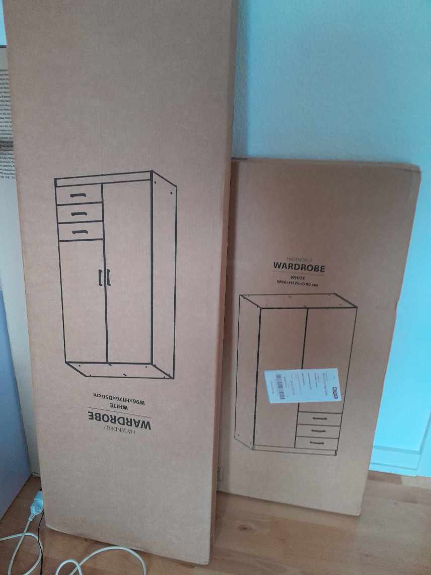 Samlet et klædeskab fra jysk  2 døre 3 skuffer 2 hylder hvid træ Need help with assembling my new furniture