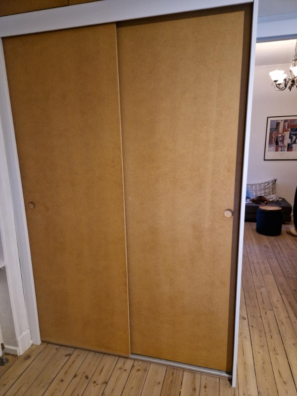 Etablering af skillevæg + hylder i indbygget skab