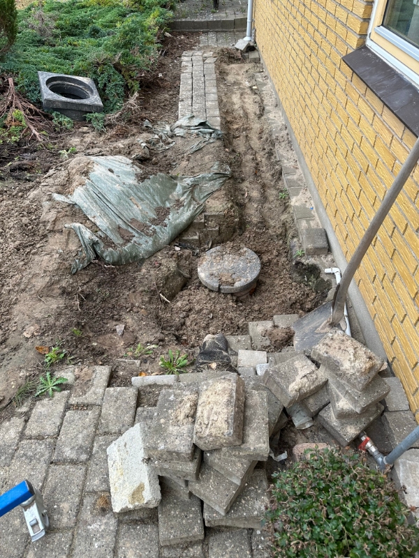 Afretning af sand og tilbagelæggelse af fliser - cirka 4m2