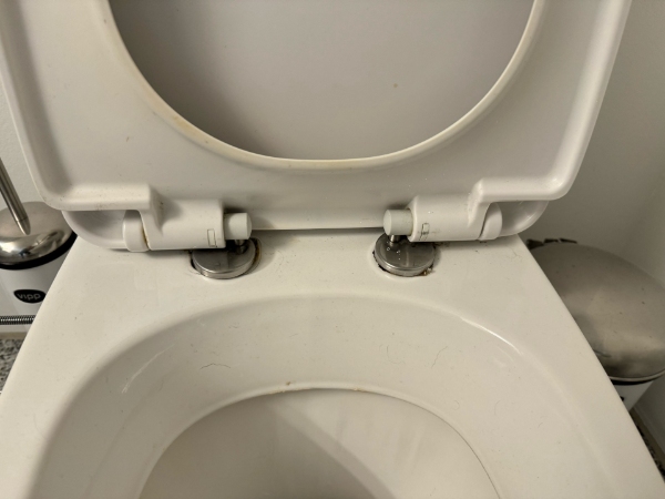 Slibning og oliering af køkkenbord og indkøb og montering af nyt toiletbræt