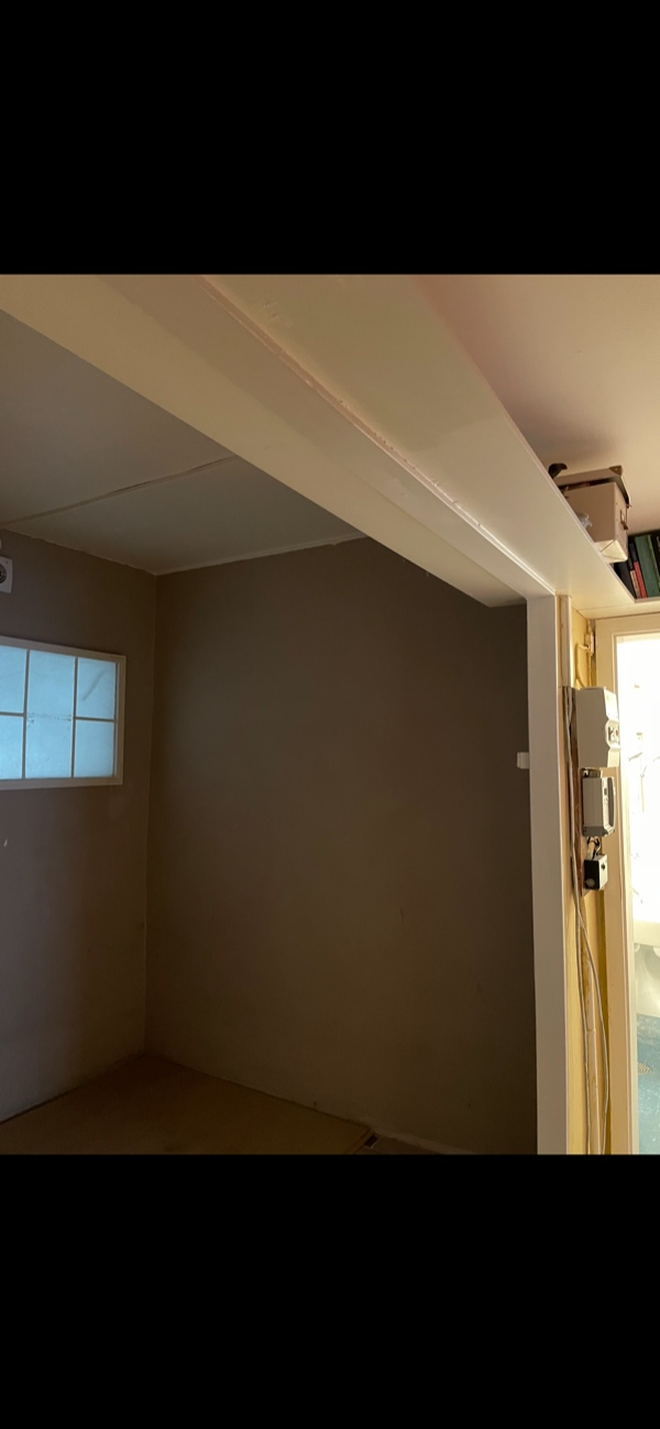 Skillevæg med skydedør