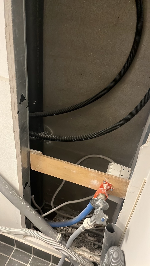 Tilslutning af toilet til faldstamme og montering