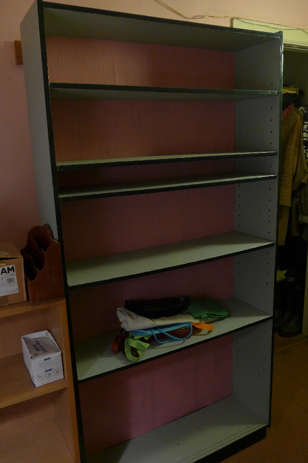 Bortskaffelse af 5 reoler og 2 skabe