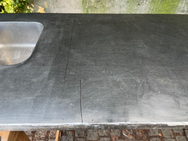 Skåret stål bordplade