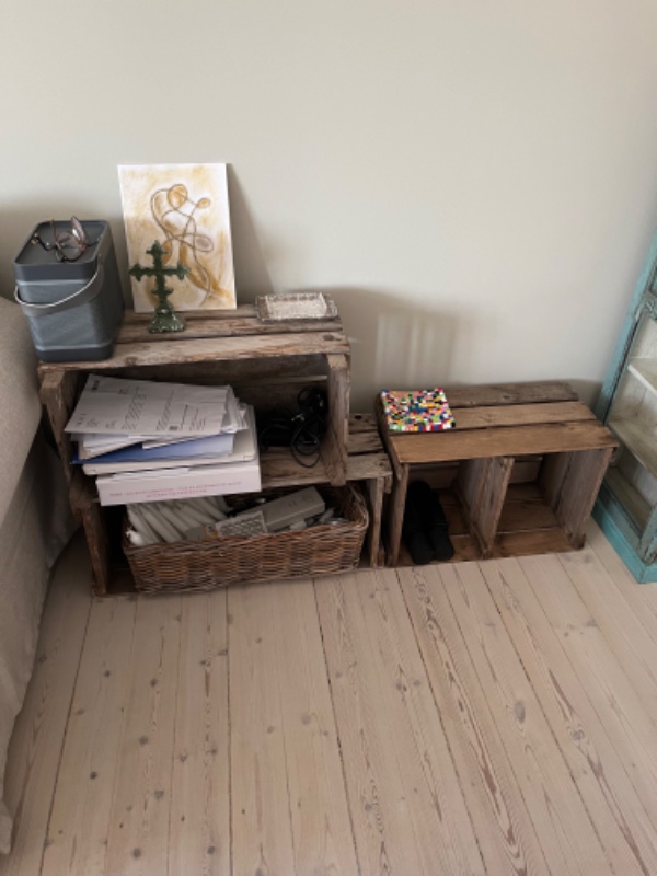 Opsætning af skab, æblekasser, flet tavle, spejl