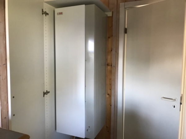 Afmontering af 160 l varmvandsbeholder (Metro) og kørt til affald