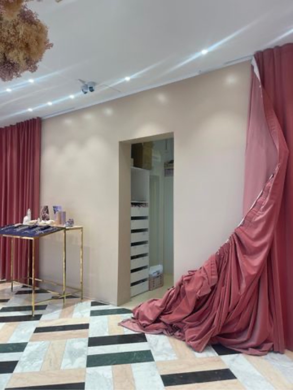 Hjælp til at sætte op gardin i forretning