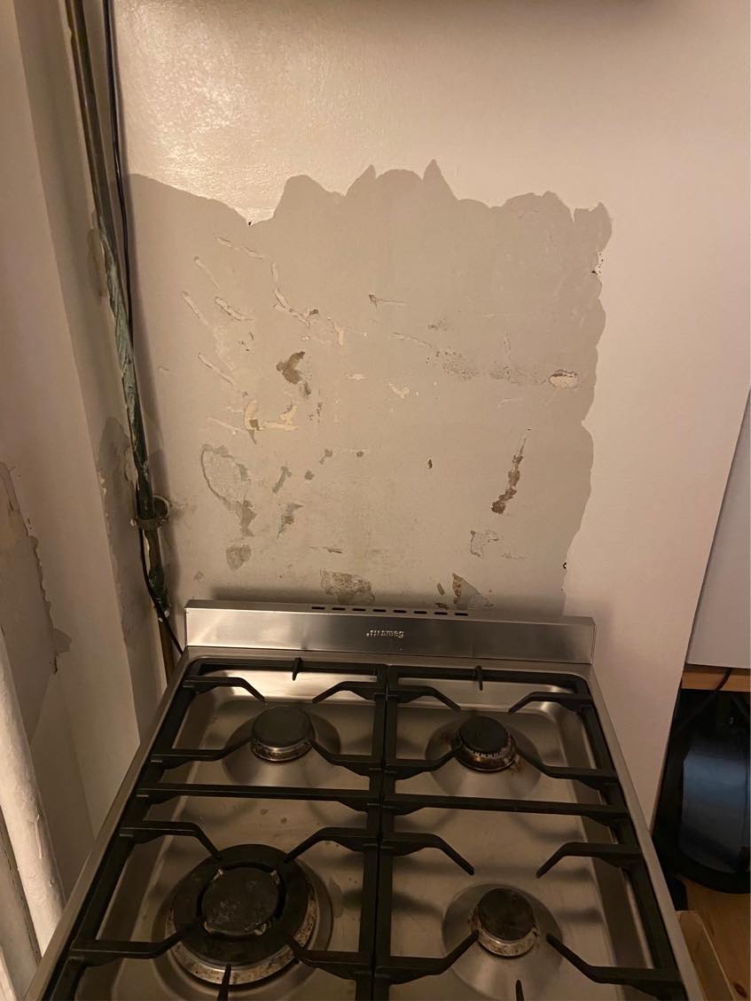 Opsætning af fliser bag komfur