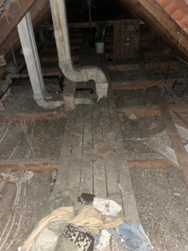 Fjerne fugleklatter og 1 madras m.m.