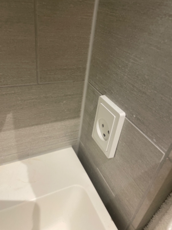 En stikkontakt der falder ud