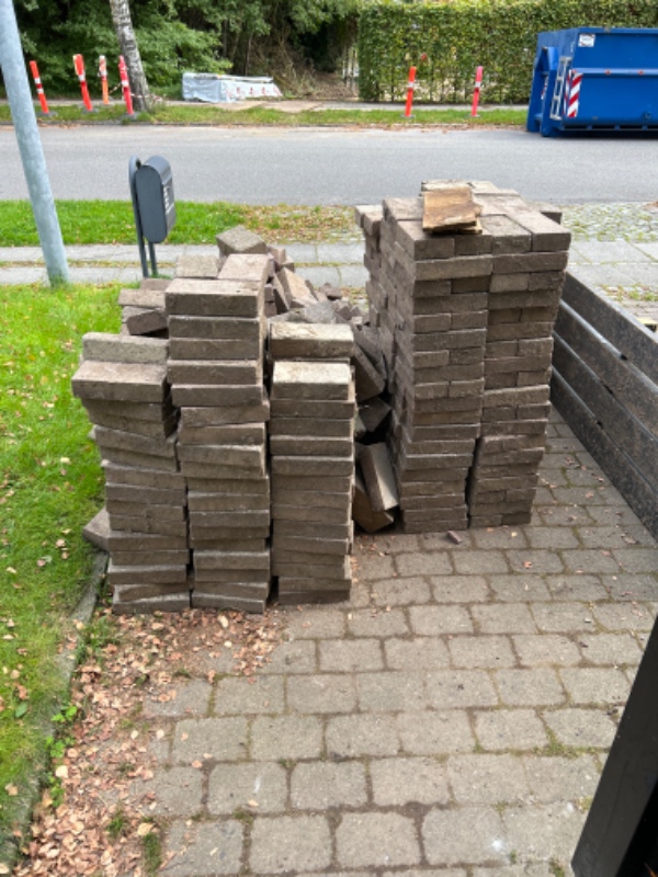 Afhentning af gamle terassesten.  Ca 40 kvm. Er taget op og står ved fortov klar til afhentning.