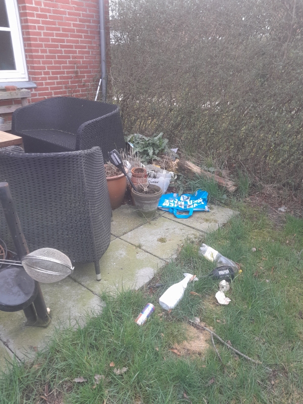 ryddet op i baghaven, vaskes og luget fliser kørt et læs på lossepladsen