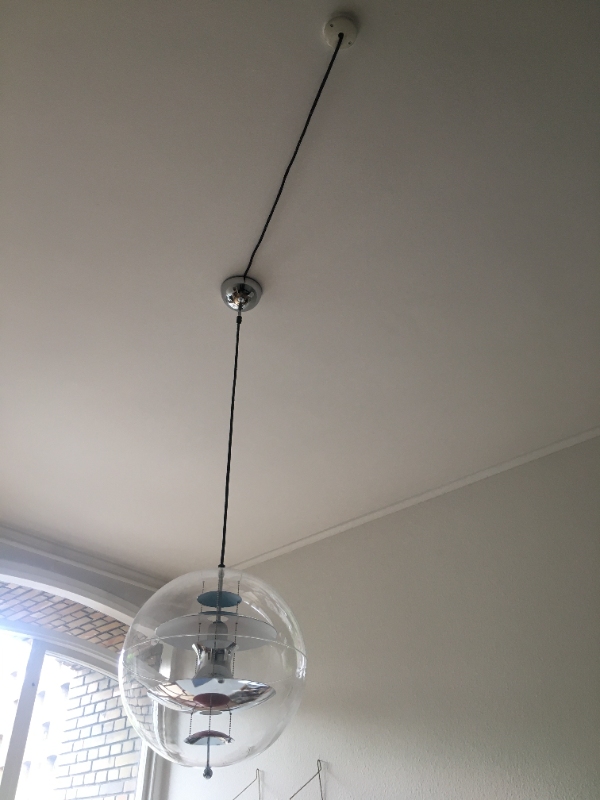 nedtagning af loftslampe, nedtagning af stort klædeskab, skoskab fra væg og nedtagning af tv fra væg