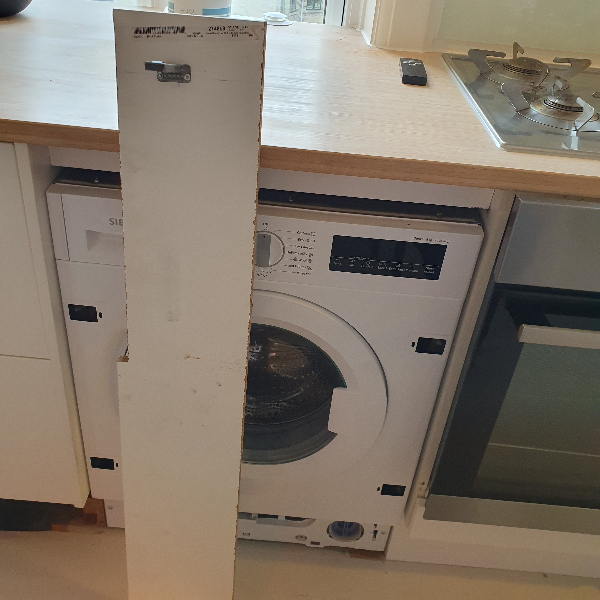 Påsætning af indbygningslåge på vaskemaskine