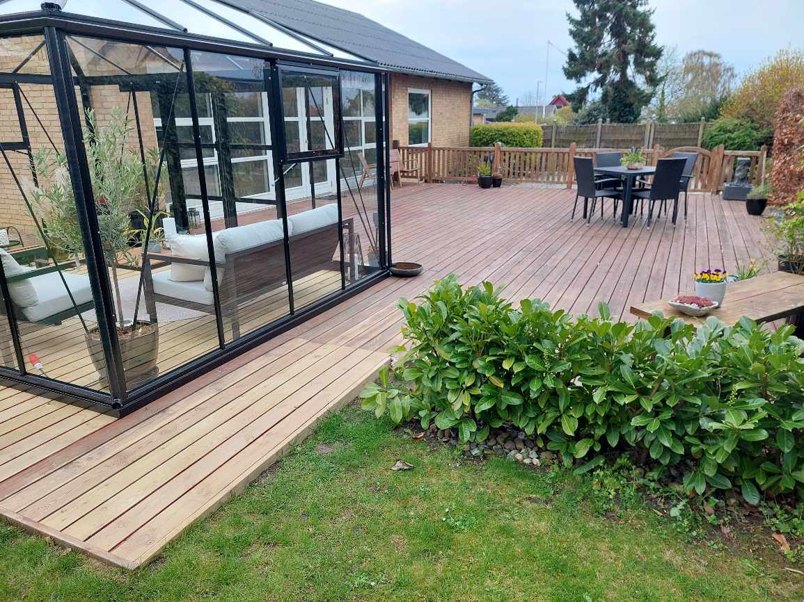 Slibning af ca. 100 m2 trænerens.⁷