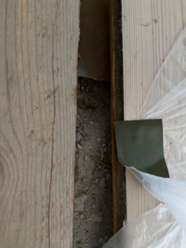 nedrivning af køkkengulv (2,6x3,4m) samt bortskaffelse af brædder og grus.