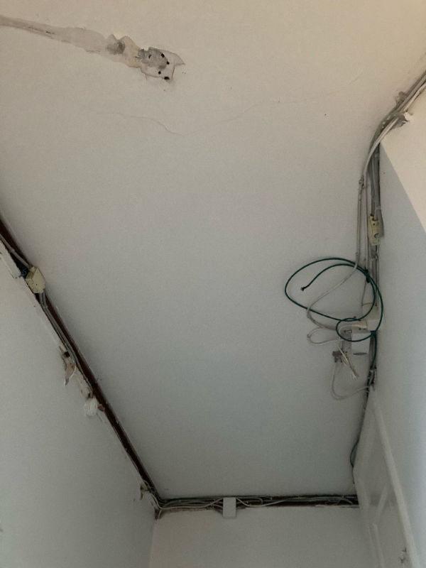 Tilbud ønskes: El-installationer i loftet i gang skal dækkes