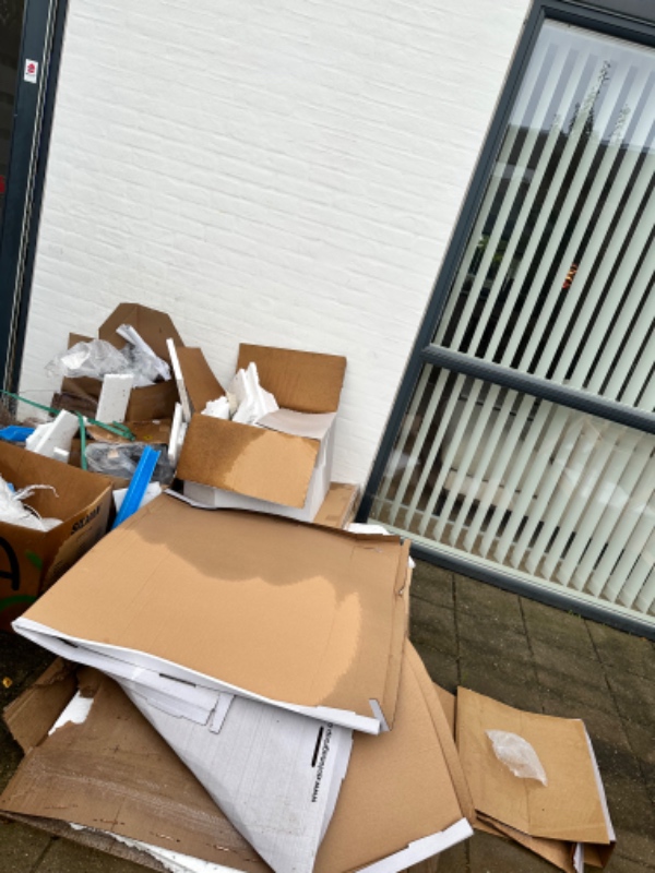 Afhentning af pap og træ (paller) + lidt diverse til genbrugsstation.