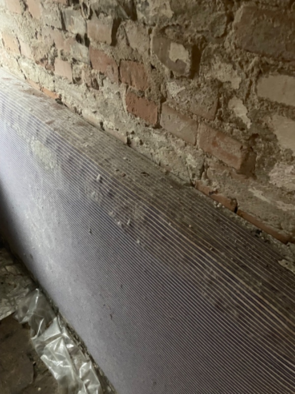 Fjernelse af madras med skimmelsvamp fra kælder