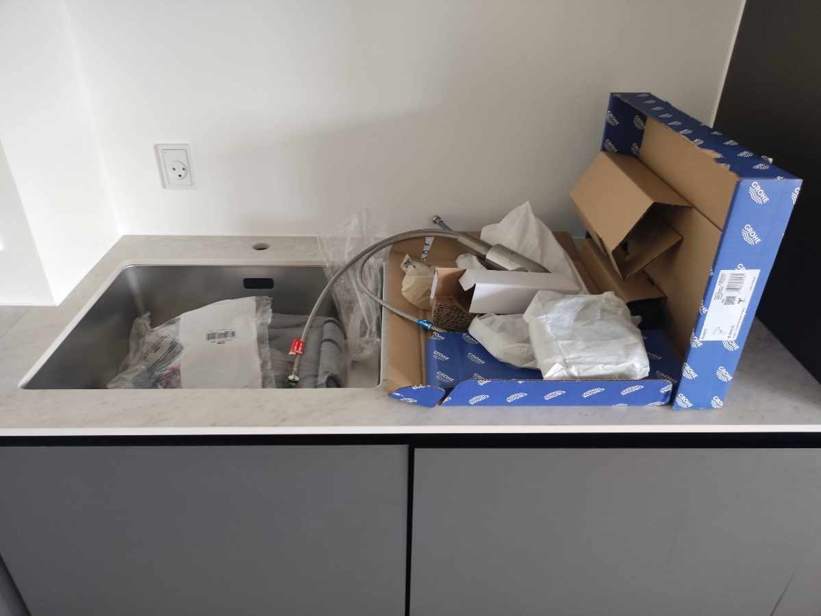 Kalder autoriseret VVS assistance til careful montering af amatur i ny vask og bordplade, tilslutning af vand og opvaskemaskine i dag. Er blevet brandt af af andet selskab der havde lavet en fejl i booking systemet og jeg vil bare gerne have et funktionelt køkken nu.