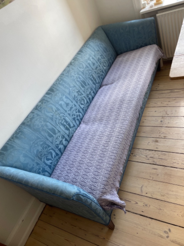 Sofa ned fra 4. Sal og til nærmeste genbrugsstation. Samt bære kasse op i lejlighed.