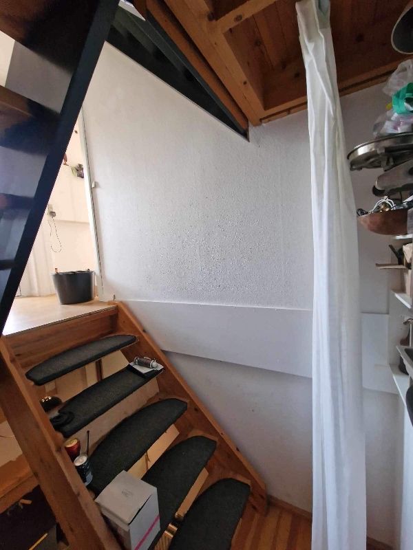 Fuldspartlet trappeskakt i rækkehus ovenpå savlsmuldstapet med indfarvet kalk spartel. Ca. 40m2