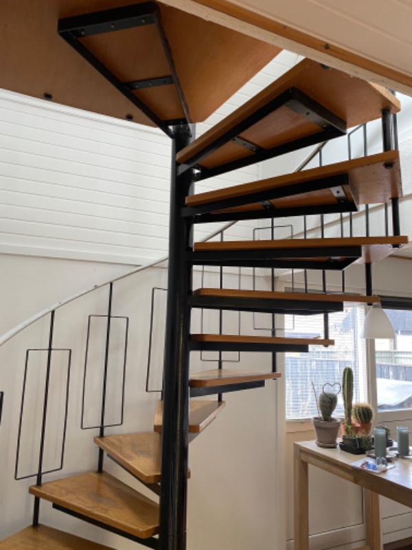 Renovering af spindeltrappe. Stål og trin af træ