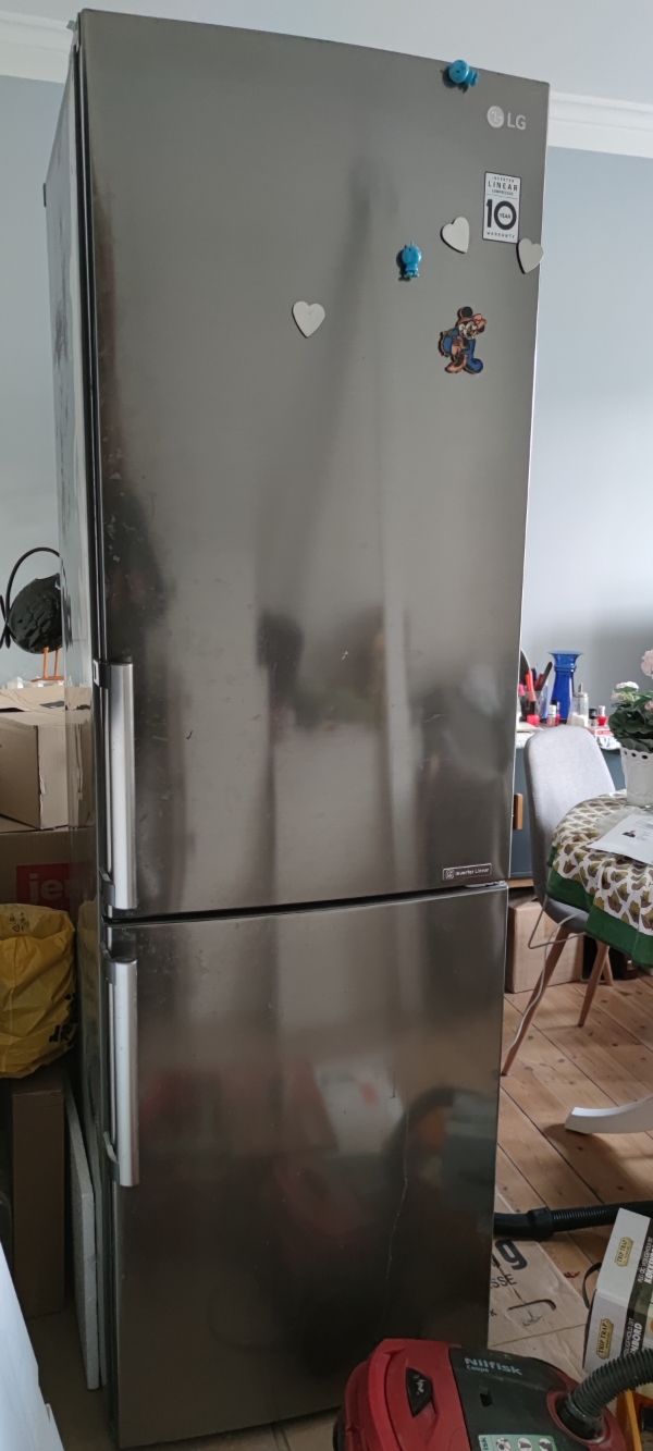 Løfte kølefryseskab fra stue ud i køkken, skal luftes højt over køkkenbord.