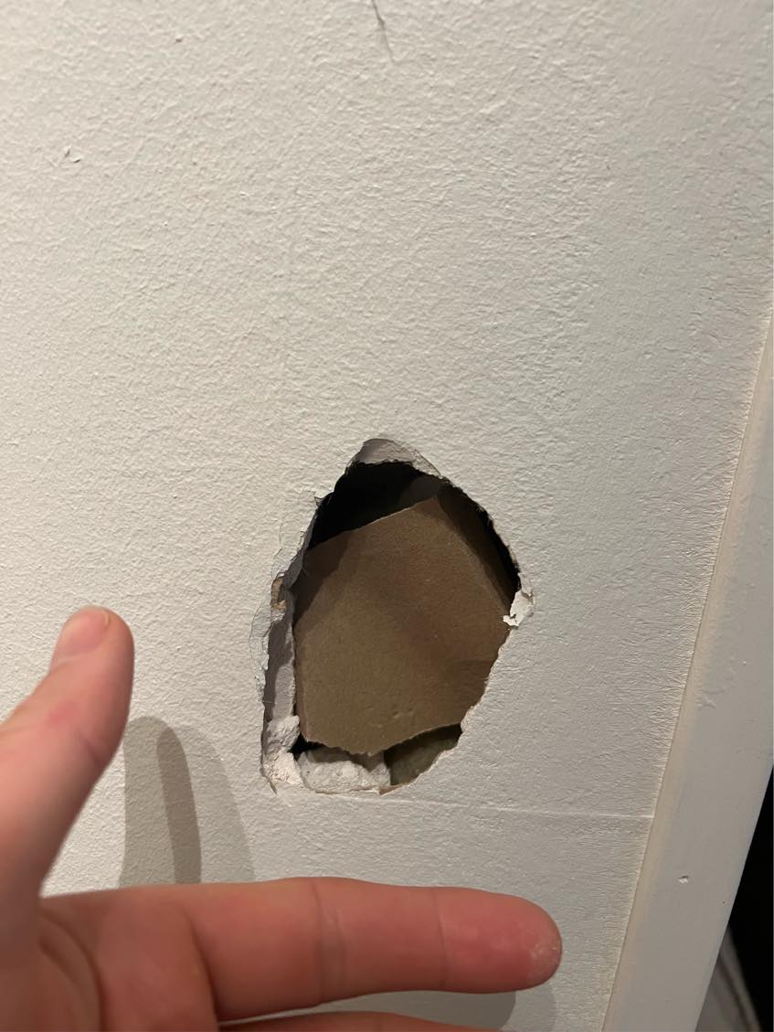 Rep af hul i gipsvæg