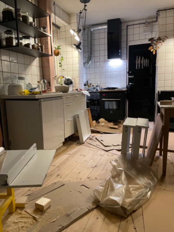 Bore køkken moduler fast i væg og sætte det i vater, lave 2 sidebeklædninger fast