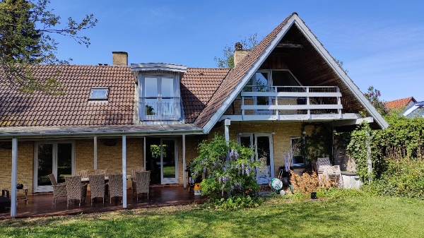 Maling af træværk på murstenshus