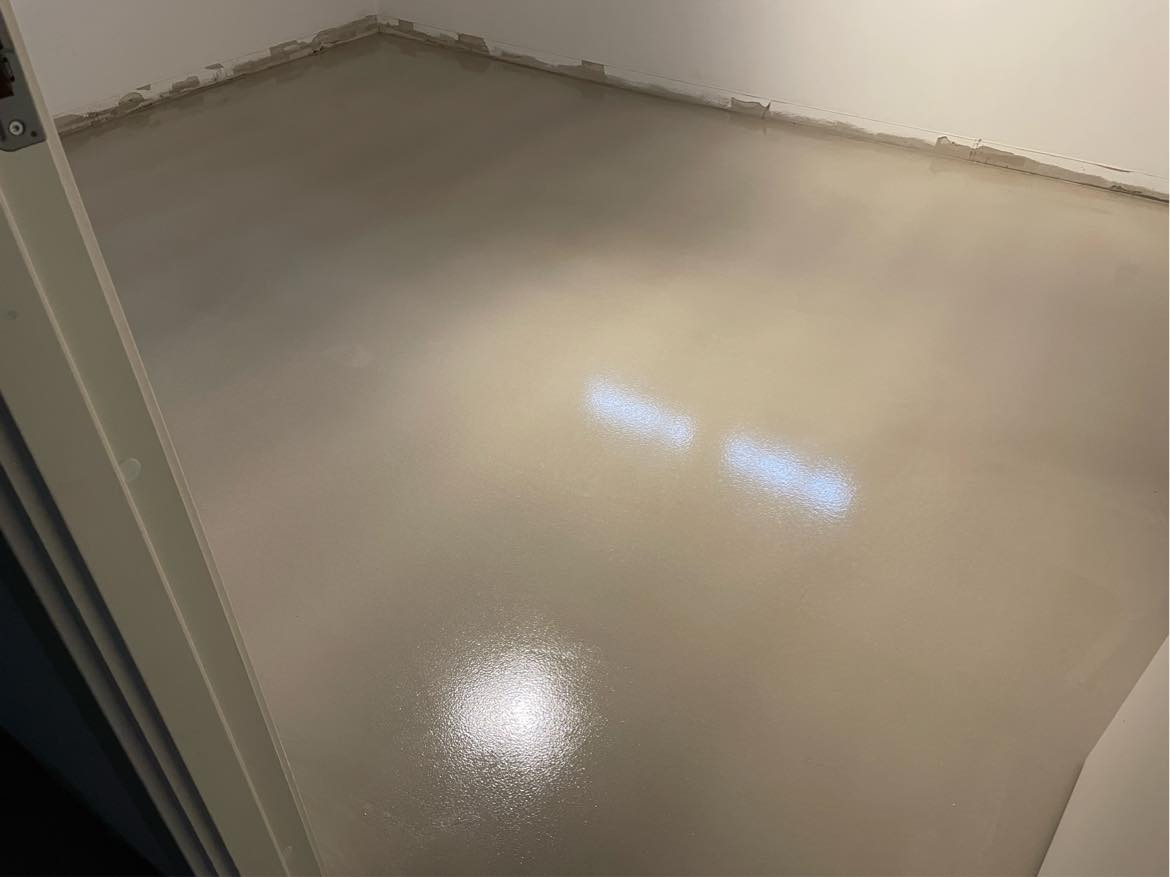 Mellemslining af gulv og efterfølgende lakering