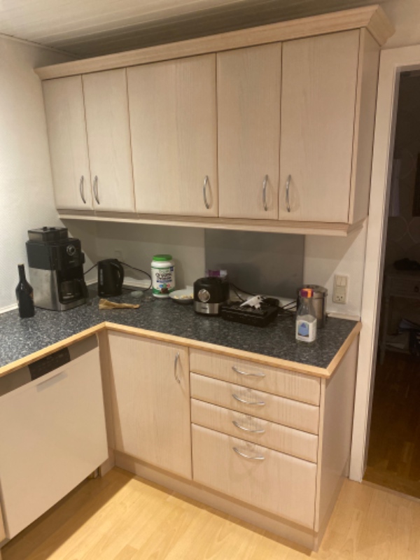 Male køkken skabe og trim lysegrå.