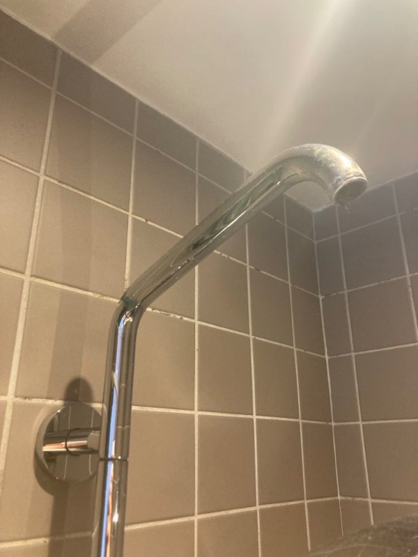 Utæt vandhane samt nyt brusehoved