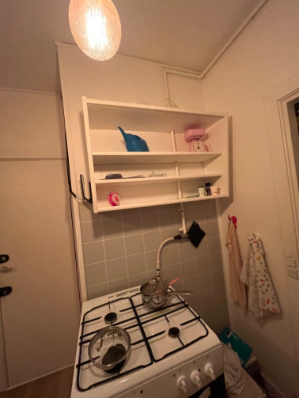 Fjernet en plade foran en ventilation højt på væggen