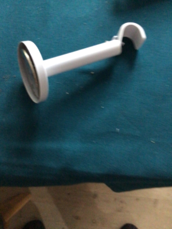 Opsætning af gardinstang, hylde og sengelampe og røgalarm