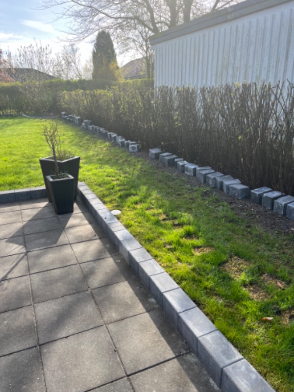 Lagt kant fliser ved hækken