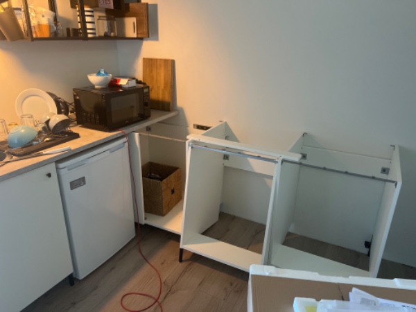 Sat et lille køkken op. Tilsluttet opvaskemaskine, ovn og kogeplader