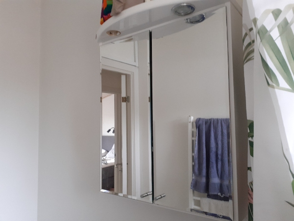 Tage et spejleskab ned på badeværelse. Opsætte et nyt spejeskab i badeværelse. Opsætte lysamatur til