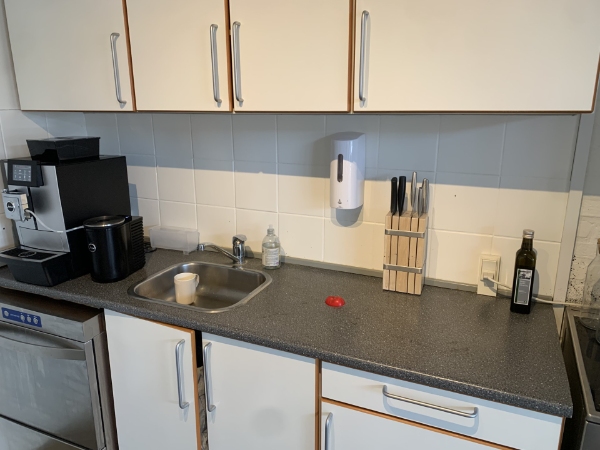 Montage køkken bordplade og samling af skabe. Ophæng knager.