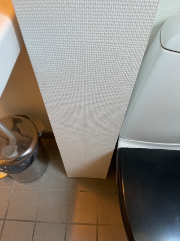 Opsætning af sokkelkant på badeværelse (c.70 cm)