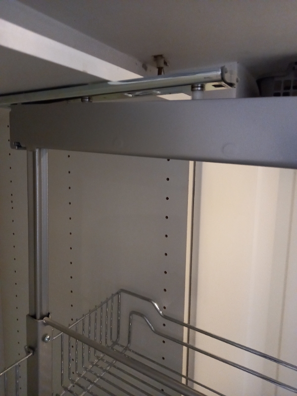 Udtrykkeligt højskab/apotekerskab gået i stykker i topskinnen