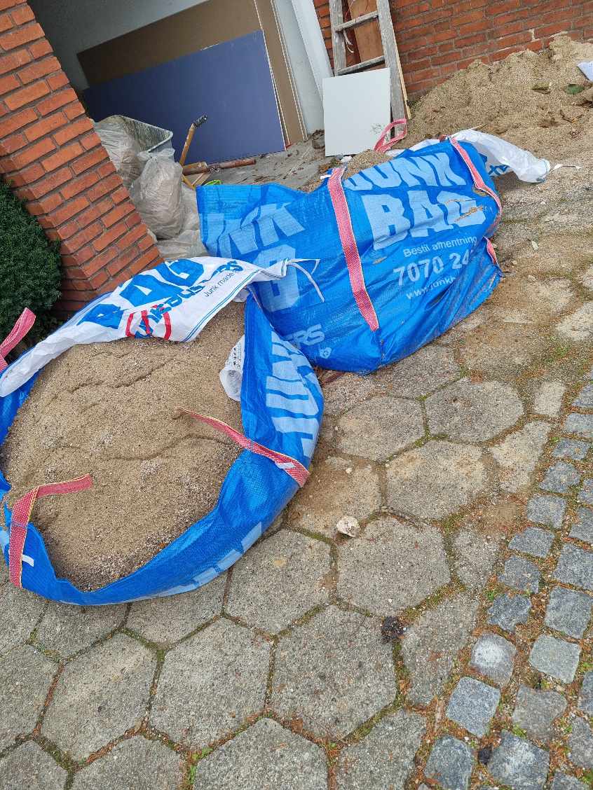 Skal have fjernet 2 junk bags med jord/sand.