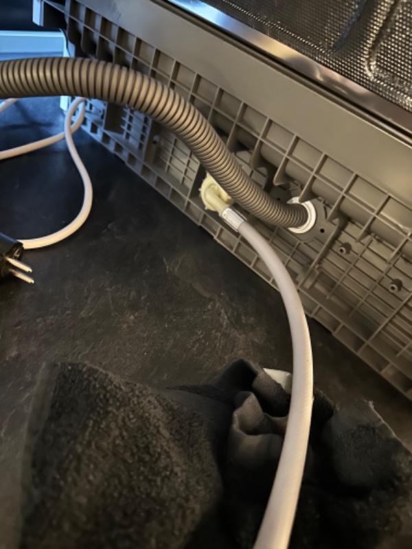 Tilslutte vandforsyning til bordopvaskemaskine