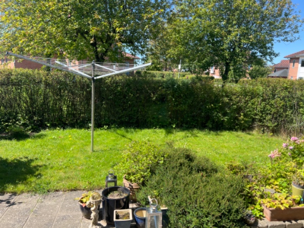 Græsslåning og fjernelse af ukrudt og klipning af bed