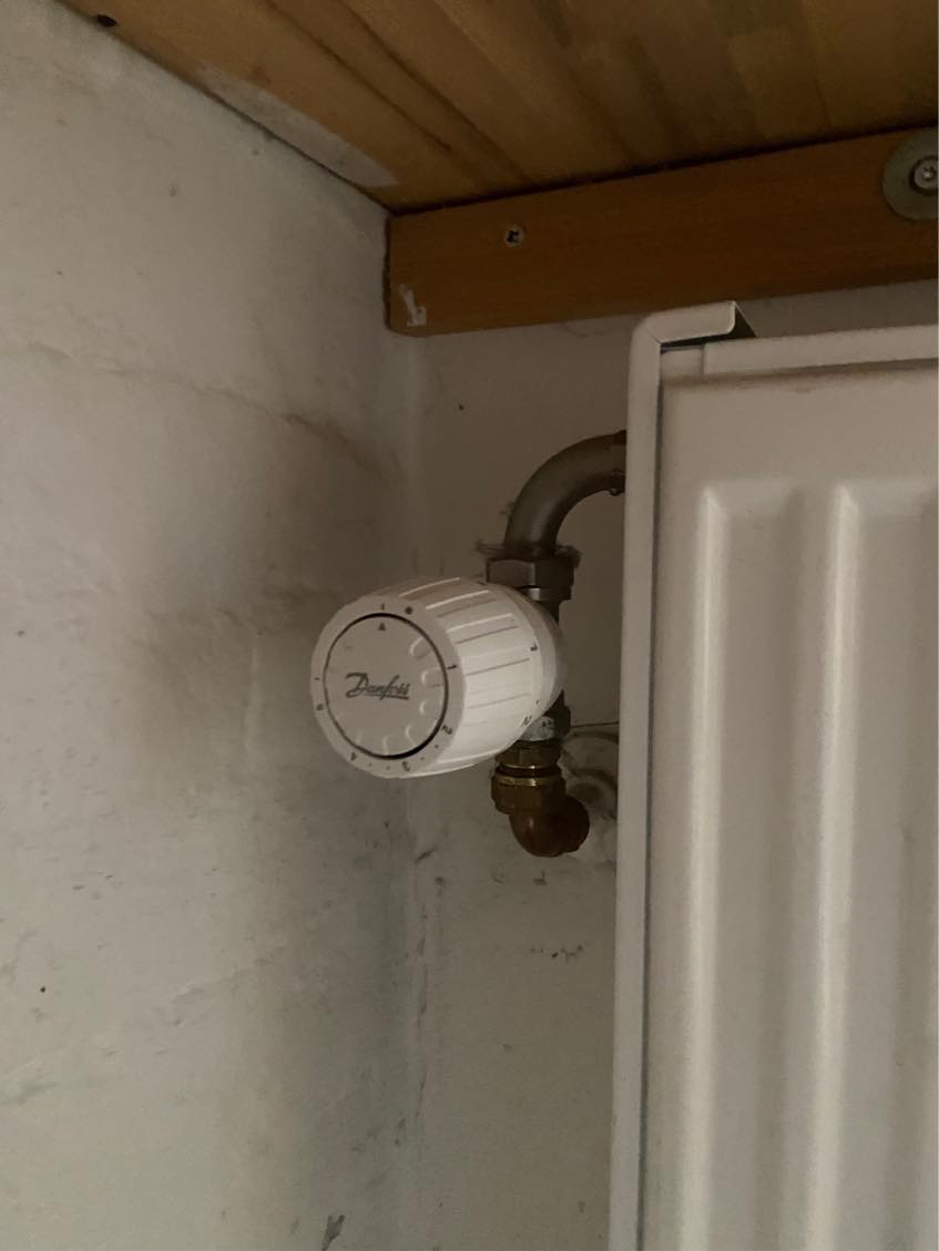 Afmontering af én radiator samt udskiftning af en anden radiator fra vertikal til horisontal