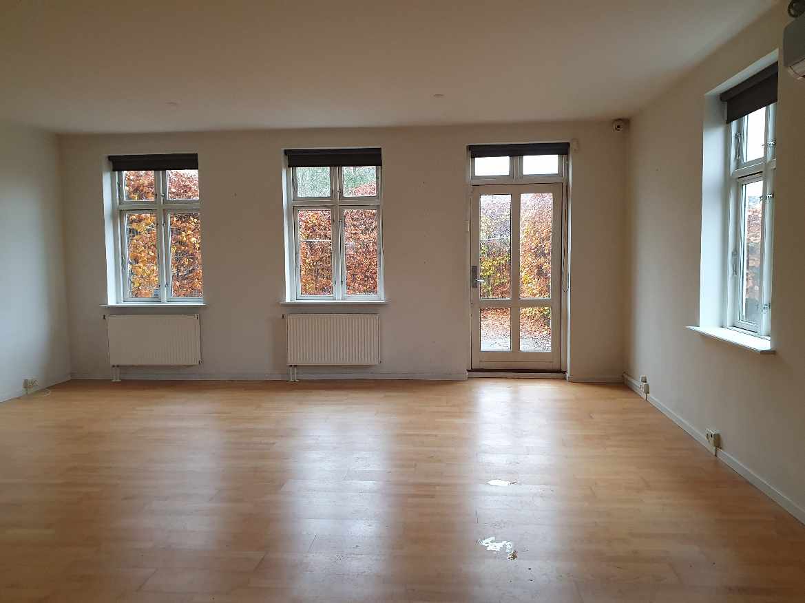 Rengøre /MALE  Vindue karme og male 2 badeværelser