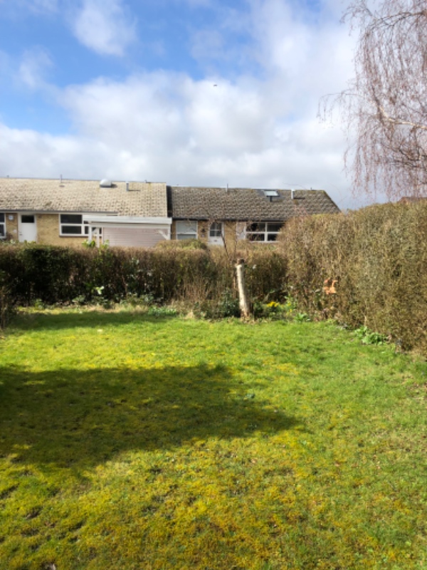 Havearbejde hækklipning ordne bede og slå græs