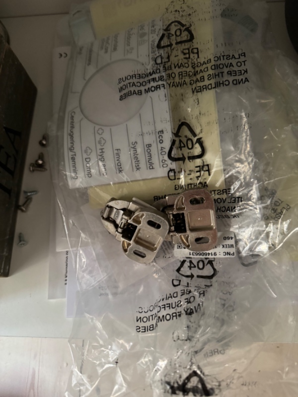 Montering af låge på vasemaskine